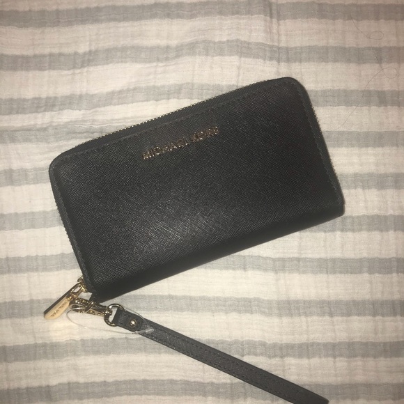 Michael Kors Handbags - Michael Kors Wristlet